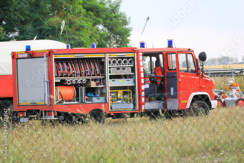 Ein Feuerwehrauto mit geöffneter Seite. Viele Schläuche und andere Ausrüstungsgegenstände.  © boedefeld1969