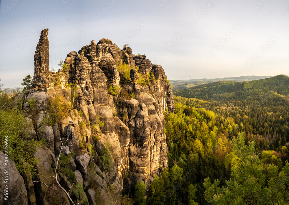 Wunderschöner Panoramablick in den Morgenstunden auf den markanten Kletterfelsen „Tante“ am Mittleren Torstein, in den Schrammsteinen, die zum Nationalpark in der Sächsischen Schweiz, auch als Elbsand