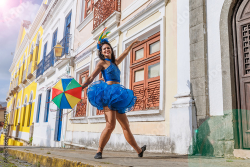 Tableau sur toile Beautiful Latin dancer dressed up for Carnival on the streets of Olinda