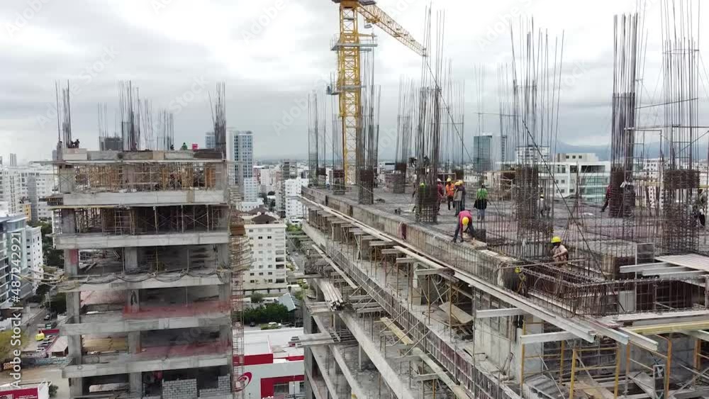 Vuelo aéreo sobre un nuevo sitio de desarrollo de construcciones. Construcción Urbana, Vista Aérea. La grúa alta funciona en el lugar de construcción. Lugar de construcción de grúas y edificios.