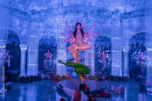 Fotografia Goddess Durga idol at decorated Durga Puja pandal, at Kolkata, West Bengal, India