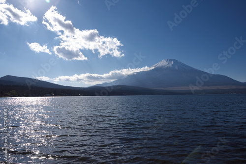 美しい冬の山中湖の晴天の日の風景 © shin project