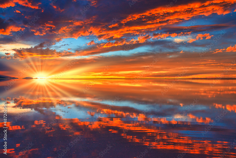 Fototapeta premium ミラーレイク・ウユニ塩湖の美しい夕景