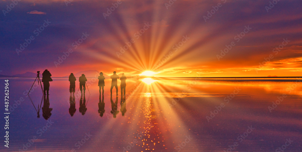 Fototapeta premium ミラーレイク・ウユニ塩湖の美しい夕景