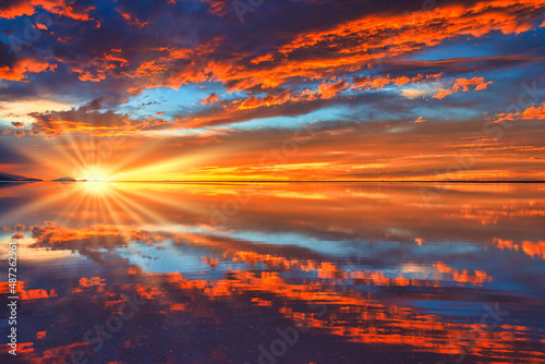ミラーレイク・ウユニ塩湖の美しい夕景 © san724