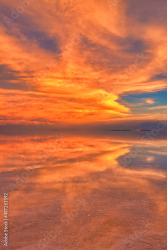 ミラーレイク・ウユニ塩湖の美しい夕景 © san724
