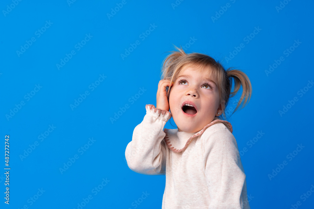 Ταπετσαρία Funny portrait of a cute little blonde girl pretend talking on the phone