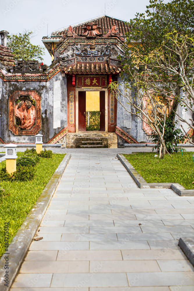 Obraz premium Multicoloured ceremonial temple gate in Hoi An, Cambodia