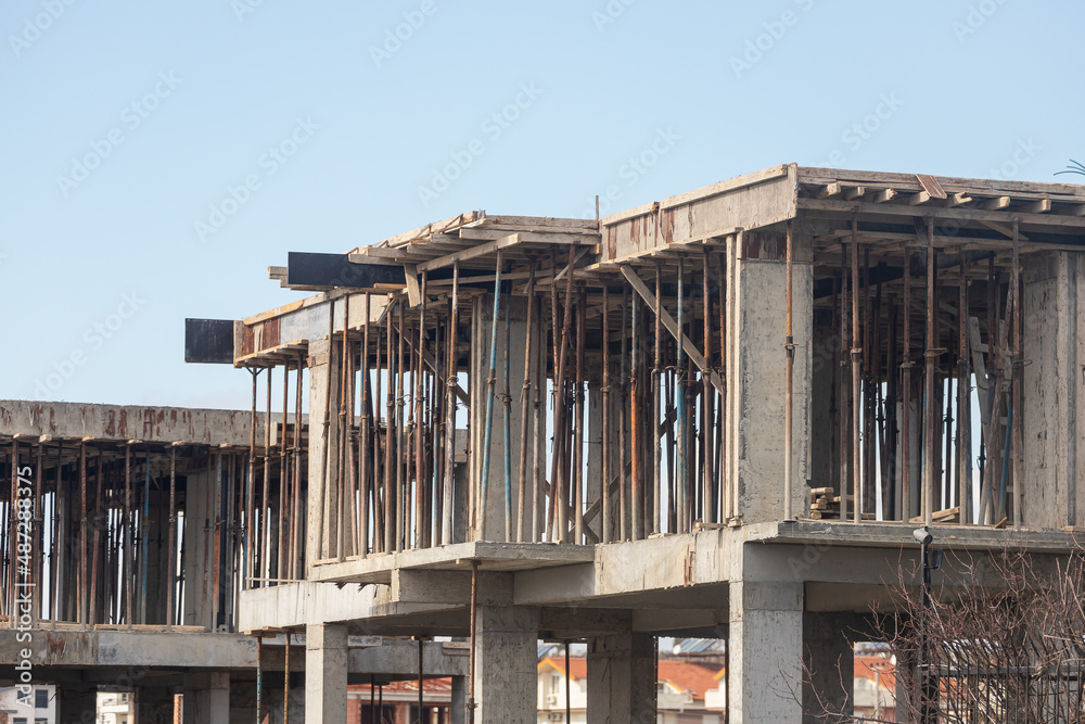 Obraz premium Close-up of the construction of a stone building. Construction of a new building in formwork