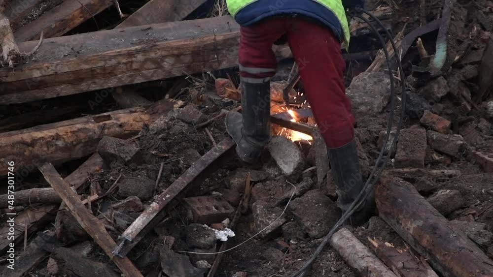 Cutting metal with gas that is transported for further processing in a smelter