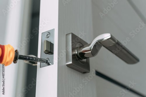 Canvastavla Repairing the door lock in the room using a screwdriver