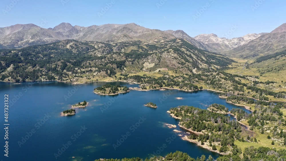 survol d'un lac de montagne matemale et des forets dans les Pyrénées-Orientales, sud de la France, parc naturel des Bouillouses