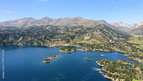 Fototapeta Naklejka Na Ścianę i Meble -  survol d'un lac de montagne matemale et des forets dans les Pyrénées-Orientales, sud de la France, parc naturel des Bouillouses