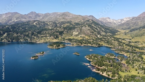 survol d'un lac de montagne matemale et des forets dans les Pyrénées-Orientales, sud de la France, parc naturel des Bouillouses