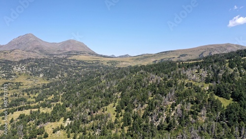 survol d'un lac de montagne matemale et des forets dans les Pyrénées-Orientales, sud de la France, parc naturel des Bouillouses