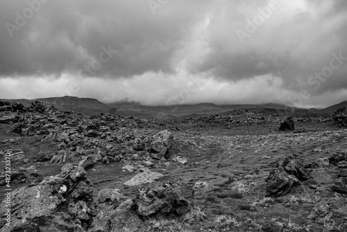 Tief hängende Regenwolken über einem Lavafeld im Hítardalur auf der Halbinsel Snæfellsnes