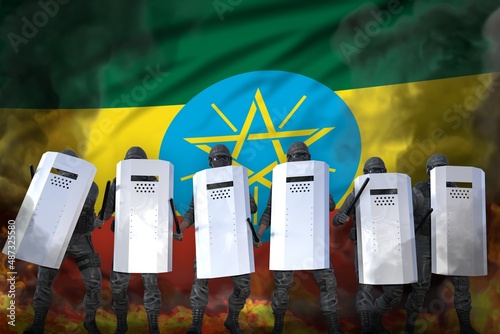 Foto Ethiopia police officers in heavy smoke and fire protecting government against m