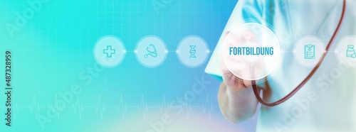 Fortbildung in der Medizin. Arzt mit Stethoskop im Fokus. Icons und Text auf einem digitalen Interface. Medizinische Technologie