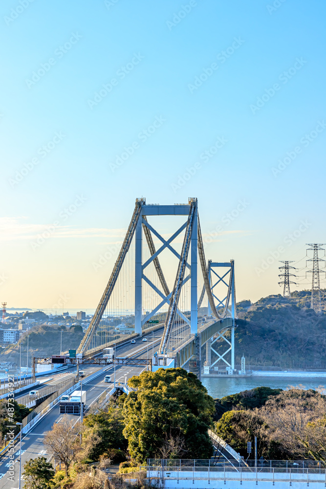 Obraz premium 和布刈公園展望台から見た夕暮れ時の関門橋 福岡県北九州市 Kanmon Bridge at dusk as seen from the Mekari Park Observatory. Fukuoka-ken Kitakyusyu city