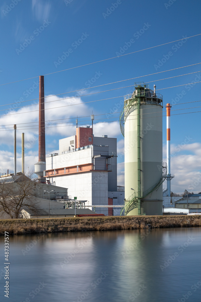 Obraz premium Chemische Industrie am Lech Kanal bei Augsburg