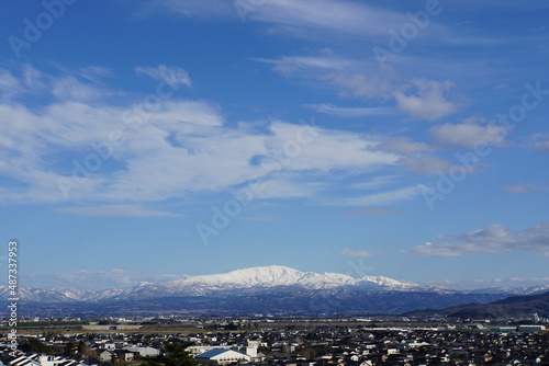 冠雪した月山の遠望