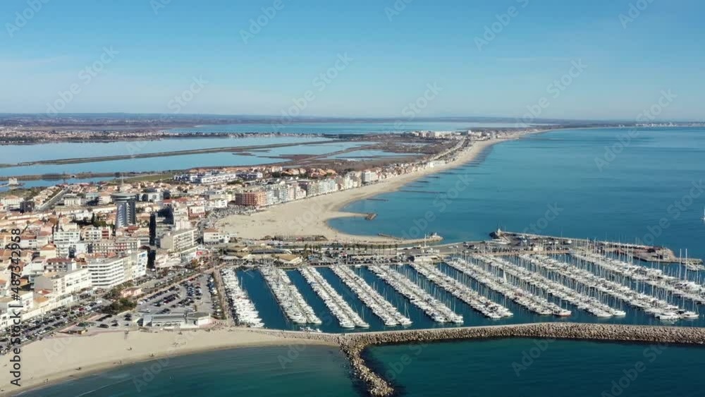survol des plages et du port de Palavas-les-Flots, près de Montpellier en Occitanie dans le sud de la France
