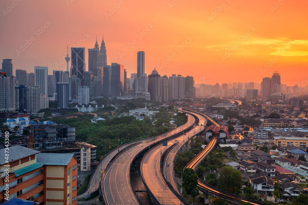 Obraz premium Kuala Lumpur, Malaysia. Aerial cityscape image of Kuala Lumpur, Malaysia at sunset.