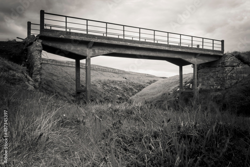 Eine verfallene Betonbrücke über einen kleinen Bach markiert den ehemaligen Verlauf der Straße 60 (Vestfjarðavegur) nahe Bifröst