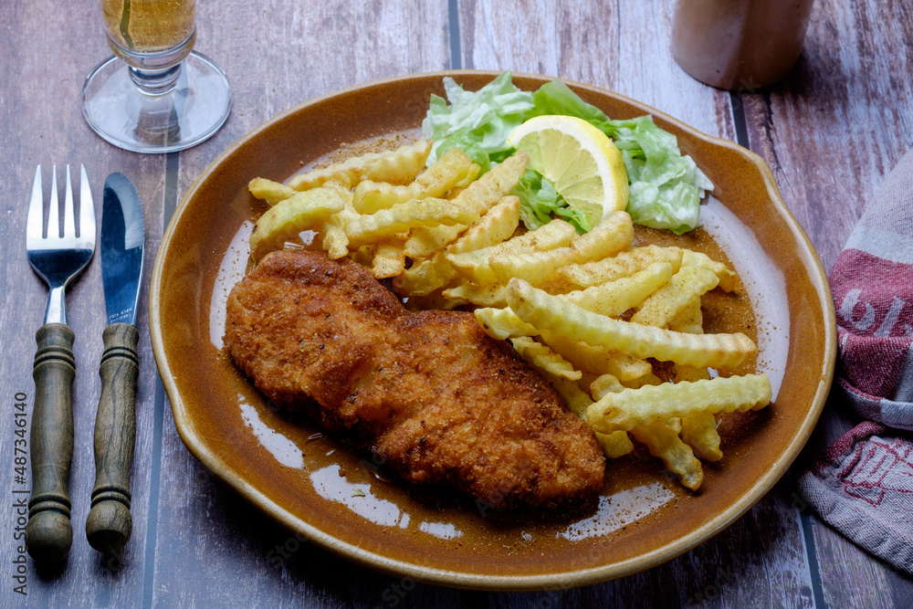SchweineSchnitzel, Wiener Art mit Pommes Frittes. Dazu ein Glas Bier ...
