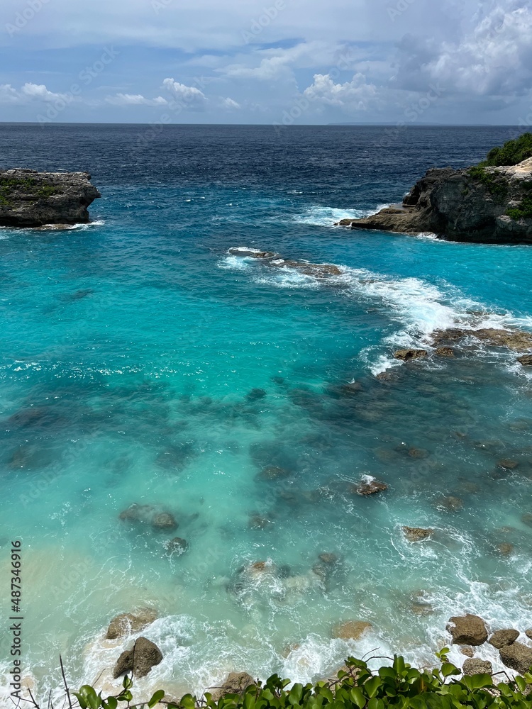 Fototapeta premium インドネシア チュニガン島 ブルーラグーン