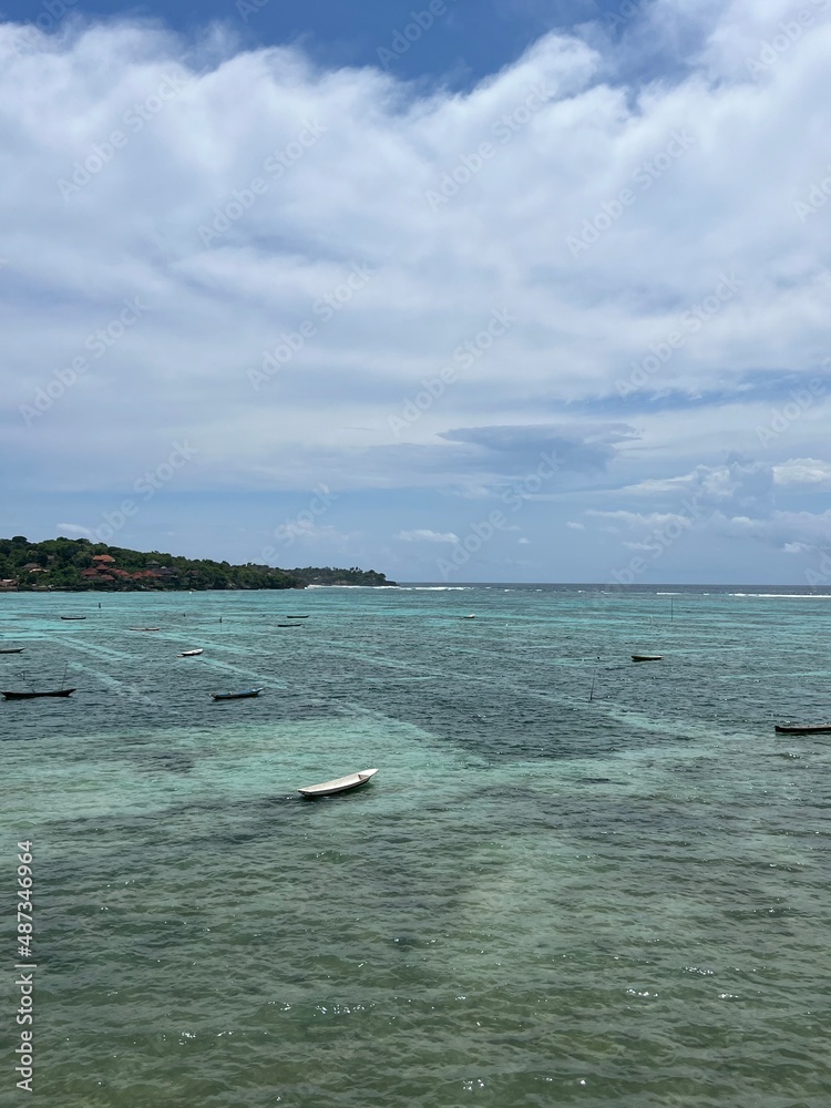 Obraz premium インドネシア レンボンガン島 チュニガン島 ラグーン