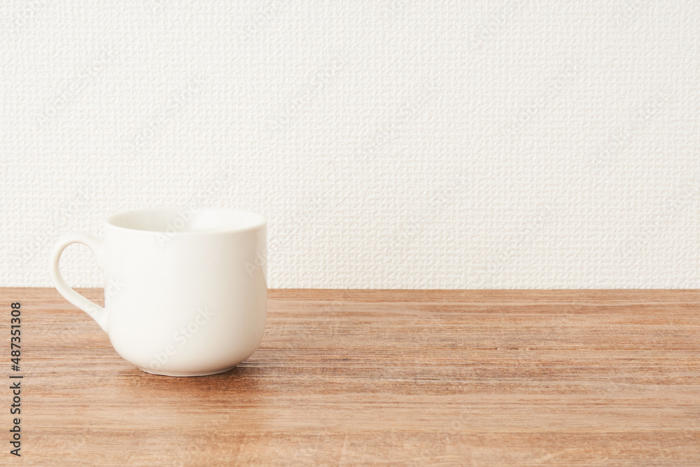 コーヒーカップ 木目 白い壁 コーヒーカップ 木目 白い壁