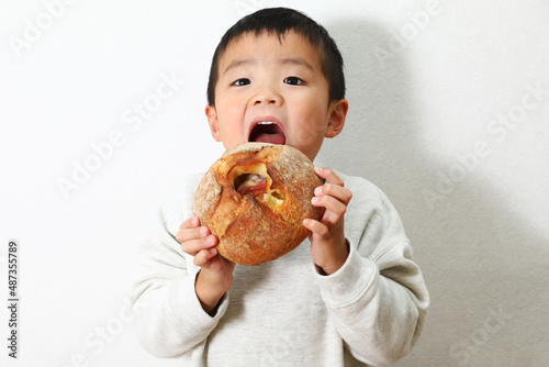 パンを食べている男の子。