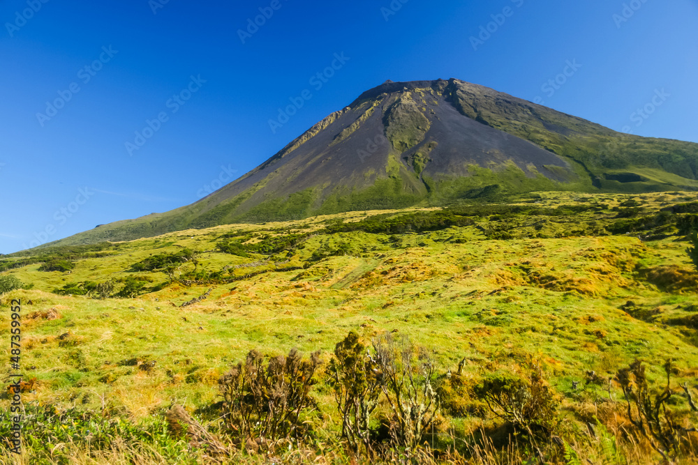 Fototapeta premium Pico mountain in Pico island