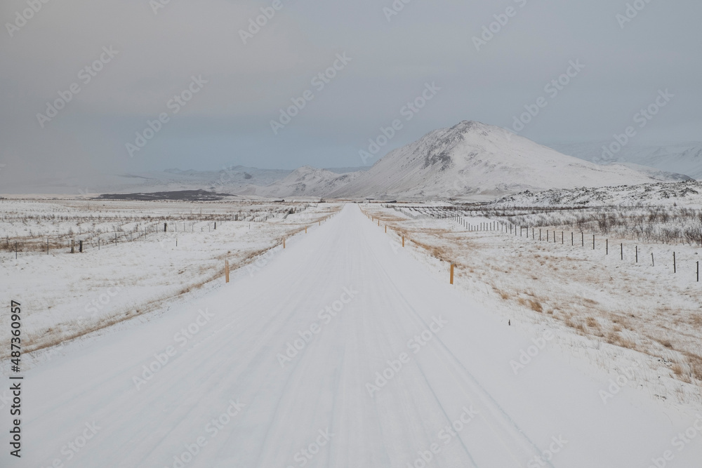 Næfurholt - Schneebedeckte Strasse 268 nahe dem Vulkan Hekla im Süden Islands