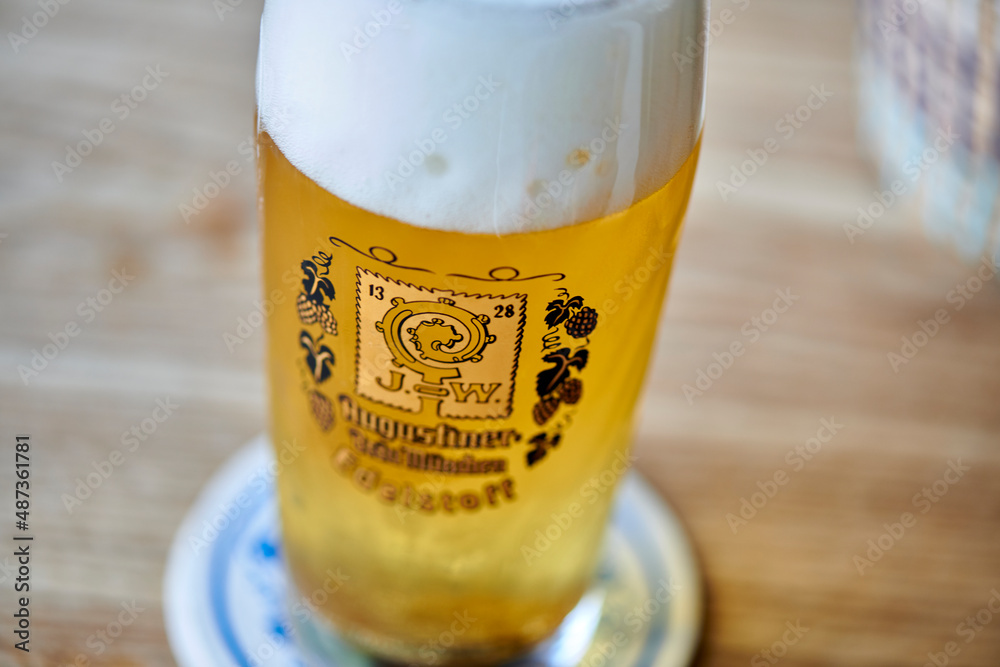Augustiner Bier Edelstoff aus München Bayern perfekt eingeschenkt in einem  halben Liter Glas mit schöner Schaumkrone Stock-Foto | Adobe Stock