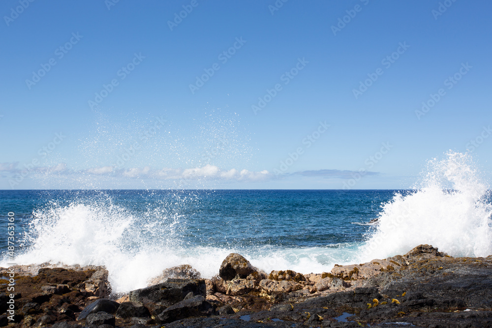 ハワイ島の岩場の海岸に打ち付ける白波