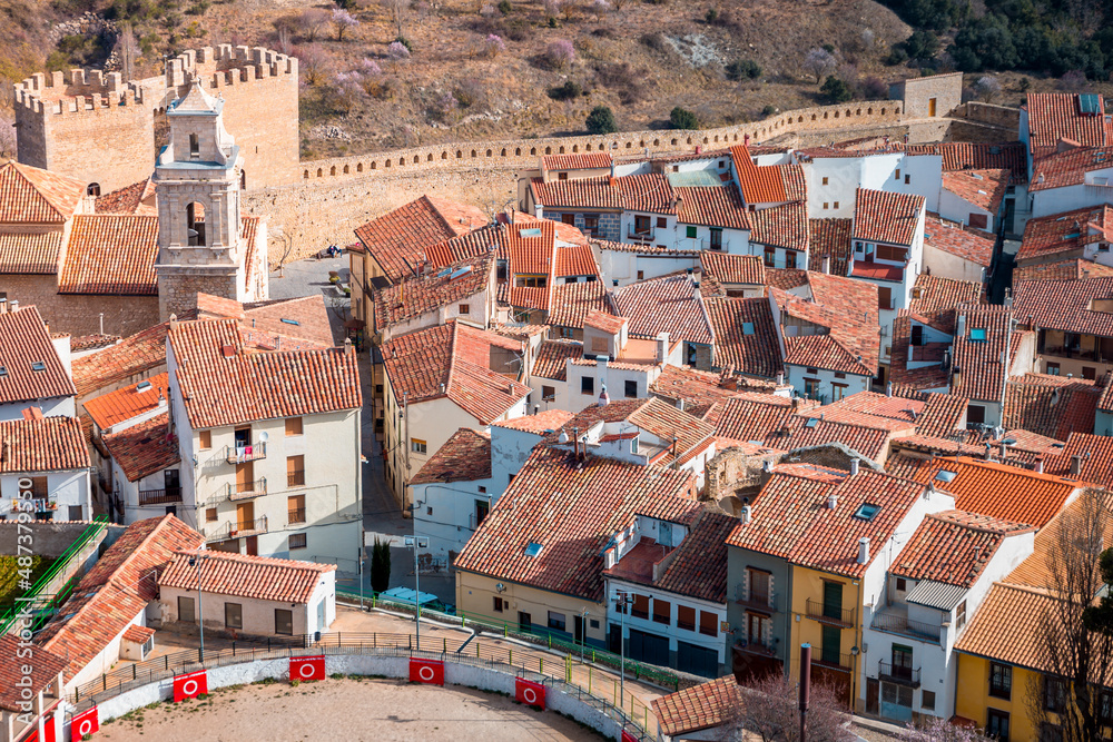 Morella, un pueblo medieval de Castellón (España), con sus murallas, plaza de toros, campanario y calles irregulares de origen musulmán. 