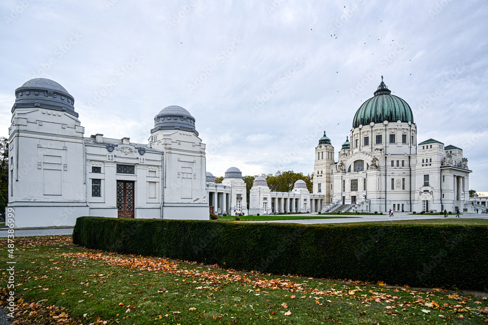 Fototapeta premium Der Wiener Zentralfriedhof wurde 1874 eröffnet und zählt mit einer Fläche von fast zweieinhalb Quadratkilometern und rund 330.000 Grabstellen mit rund drei Millionen Verstorbenen zu den größten Friedh
