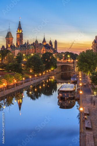 Fototapeta Naklejka Na Ścianę i Meble -  View of Canadian Parliament and Rideau Canal at Sunset in Ottawa