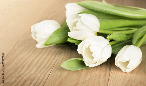 Fototapeta Naklejka Na Ścianę i Meble -  bouquet of white tulips on a wooden table