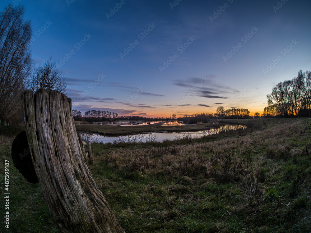 Sonnenuntergang am Wasser