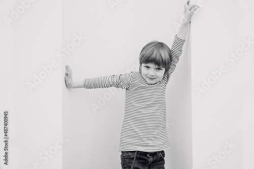 Fototapeta Naklejka Na Ścianę i Meble -  Kid having fun at the white wall
