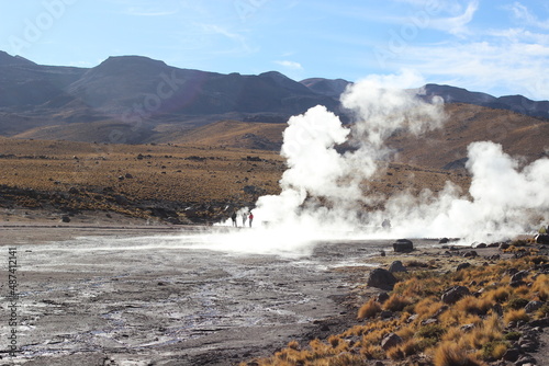 nascente termal em erupção geiser del tatio photo