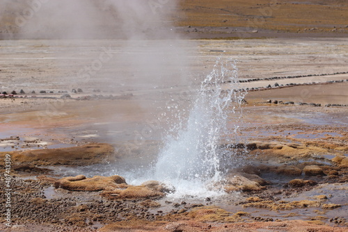 Fototapeta Naklejka Na Ścianę i Meble -  geiser deserto do Atacama nascente termal entra em erupção