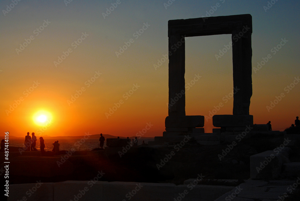 Fototapeta premium Tramonto rosso alla Chora di Naxos, Grecia.