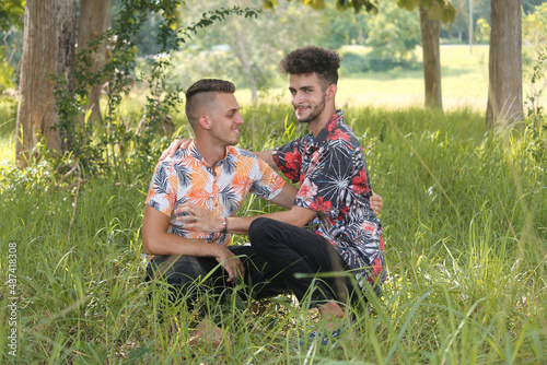 Canvas Print Couple kissing in a park