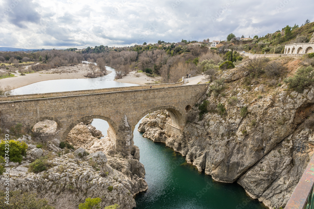 Vue sur le Pont du Diable à l’entrée des Gorges de l’Hérault par un temps nuageux (Occitanie, France)