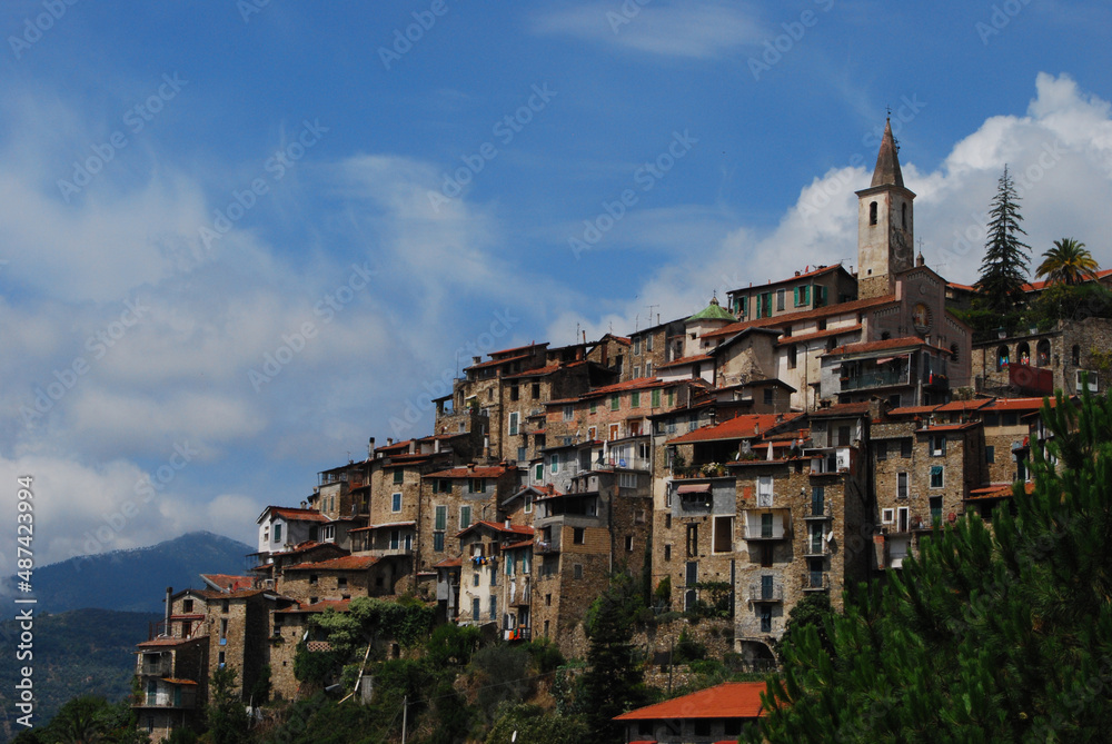 Il borgo di Apricale, il bacio della pietra con il sole. Liguria, Italia