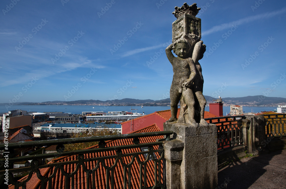 Fototapeta premium Sculptures of the viewpoint of the Paseo de Alfonso XII in the old town of Vigo